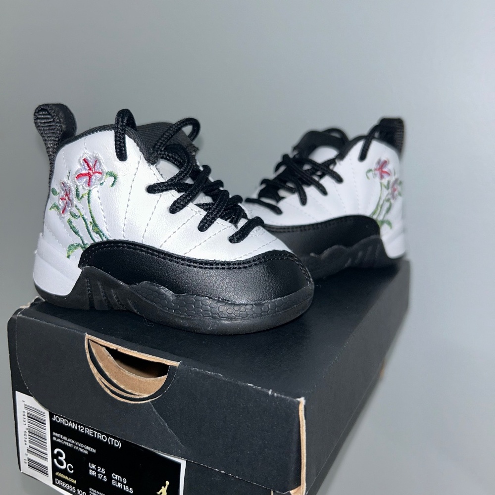 Jordan 12 retro white-black-vivid green. Size 3C
